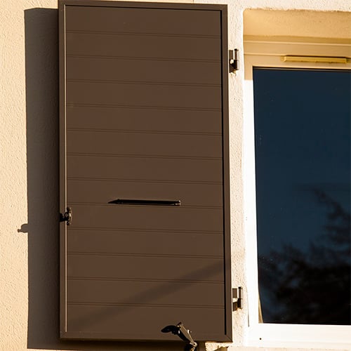 Volet battant alu marron