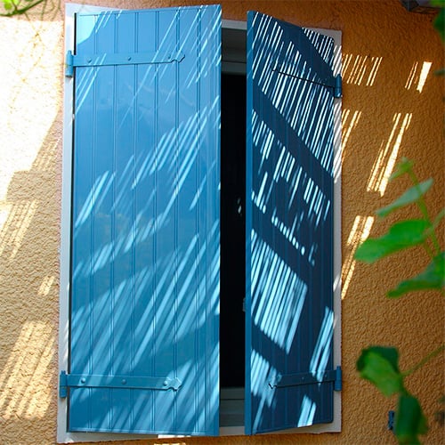 Volet battant en bois bleu sur mesure