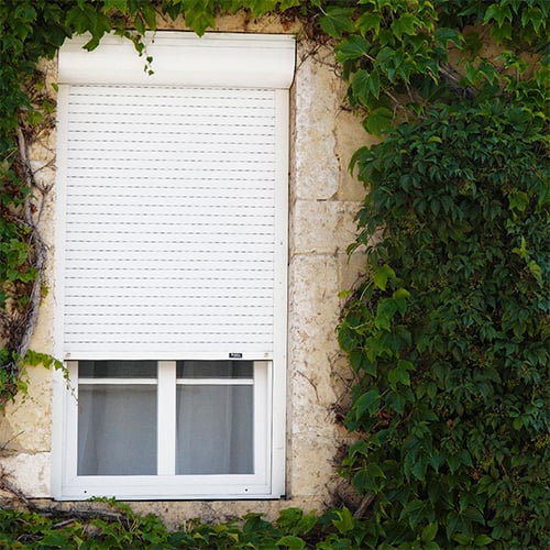 Volet roulant pvc blanc vue extérieure