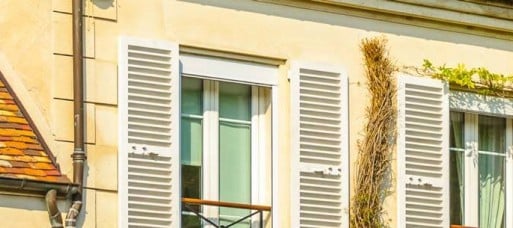 Volet battant vue sur une façade de maison