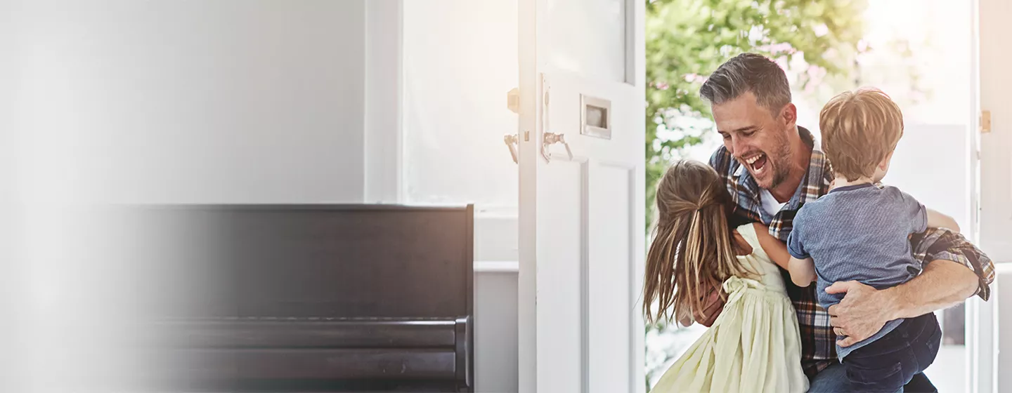 Famille devant leurs porte d'entrée