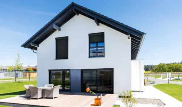 Maison équipé de fenêtre et volets roulants